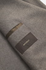 Close-up view of folded Windsor Merino Sakko 'Salernos' navy showcasing soft merino wool fabric, interior pocket, and branded label.

Description: <p>Gewohnt klassisch mit WINDSOR: Das Sakko 'Salernos' im zweireihigen Drei-Knopf-Stil aus hochwertiger Me