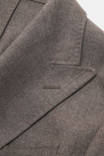 Close-up of Windsor Merino Sakko 'Salernos' navy showing soft textured Merino wool fabric, peak lapel, and buttonhole from a top front angle.

Description:  
<p>Gewohnt klassisch mit WINDSOR: Das Sakko 'Salernos' im zweireihigen Drei-Knopf-Stil aus hoc