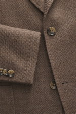 Windsor Sakko 'Giro' graubraun, Detailaufnahme von vorne, reine Schurwolle, weicher Griff, markante Webstruktur, Slim Fit, fallendes Revers, Zwei-Knopf-Stil, klassische Brusttasche, aufgesetzte Hüfttaschen, Kissing Buttons, rückwärtige Seitenschlitze, Unc
