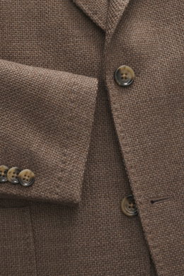 Windsor Sakko 'Giro' graubraun, Detailaufnahme von vorne, reine Schurwolle, weicher Griff, markante Webstruktur, Slim Fit, fallendes Revers, Zwei-Knopf-Stil, klassische Brusttasche, aufgesetzte Hüfttaschen, Kissing Buttons, rückwärtige Seitenschlitze, Unc