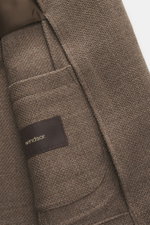 Nahaufnahme des Windsor Sakko 'Giro' graubraun aus reiner Schurwolle mit weichem Griff, markanter Webstruktur, Slim Fit, fallendem Revers, Zwei-Knopf-Stil, klassischer Brusttasche, aufgesetzten Hüfttaschen, Kissing Buttons, rückwärtigen Seitenschlitzen, U