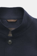 Windsor Sakko 'Tesso' navy Nahaufnahme von Stehkragen und Knopf, feine Wollstruktur, Slim Fit, Unconstructed Design, weicher Griff.