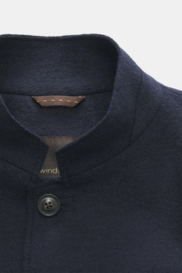 Windsor Sakko 'Tesso' navy Nahaufnahme von Stehkragen und Knopf, feine Wollstruktur, Slim Fit, Unconstructed Design, weicher Griff.