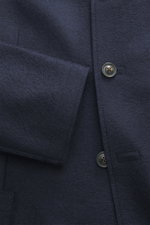 Nahaufnahme des Windsor Sakko 'Tesso' navy von vorne, zeigt feines Wollgewebe, weichen Griff und Knopfdetails.