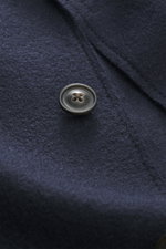 Nahaufnahme des Windsor Sakko 'Tesso' navy aus feiner Wolle, Fokus auf Knopf und Struktur, weicher Griff, Slim Fit, Stehkragen.