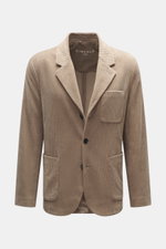 Frontale Nahaufnahme des Circolo 1901 Cordsakko taupe mit Slim Fit, samtiger Cordstruktur, tailliertem Zwei-Knopf-Stil, fallendem Revers und drei Taschen.