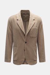 Frontale Nahaufnahme des Circolo 1901 Cordsakko taupe mit Slim Fit, samtiger Cordstruktur, tailliertem Zwei-Knopf-Stil, fallendem Revers und drei Taschen.