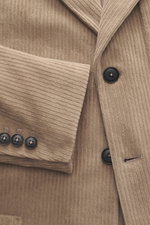 Nahaufnahme aus schräger Perspektive des taupefarbenen Circolo 1901 Cordsakkos mit samtigem Baumwollmix, Slim Fit, zwei Knöpfen und markanter Cordstruktur.