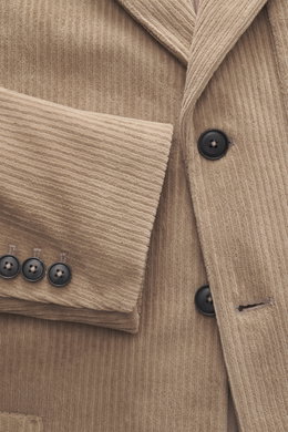 Nahaufnahme aus schräger Perspektive des taupefarbenen Circolo 1901 Cordsakkos mit samtigem Baumwollmix, Slim Fit, zwei Knöpfen und markanter Cordstruktur.