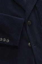 Circolo 1901 Cordsakko navy in Detailansicht von vorne, Slim Fit, tailliert, samtiger Baumwollmix mit Cordstruktur, Knöpfe am Ärmel und fallendes Revers.