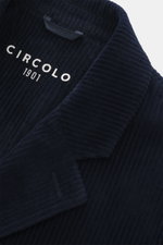 Nahaufnahme des Circolo 1901 Cordsakko navy mit samtiger Cordstruktur, fallendem Revers und Unconstructed-Design aus Baumwollmix, seitliche Perspektive.