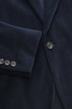 Circolo 1901 Samt-Sakko navy, Nahaufnahme von Ärmel und Revers, slim Fit, Ein-Knopf-Stil, weicher Baumwoll-Microfaser-Samt mit Knöpfen.