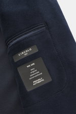 Nahaufnahme des halb gefütterten Circolo 1901 Samt-Sakko navy mit weichem Baumwoll-Microfaser-Griff, Innenetiketten und slim fit Design.