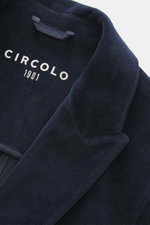 Nahaufnahme des Circolo 1901 Samt-Sakko navy von innen mit weichem Baumwoll-Microfaser-Samt und Label, im Unconstructed-Design.