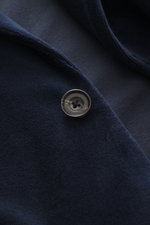 Nahaufnahme des Circolo 1901 Samt-Sakkos navy in Slim Fit mit tailliertem Ein-Knopf-Stil und weichem Baumwoll-Mikrofaser-Samt, Perspektive von oben.
