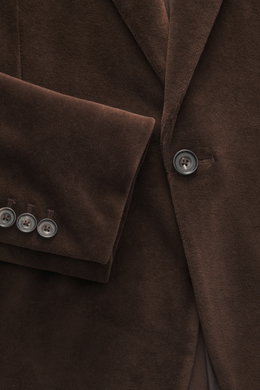 Nahaufnahme eines braunen Circolo 1901 Samt-Sakkos mit Slim Fit, Ein-Knopf-Stil, fallendem Revers, Knöpfen an Ärmeln, fotografiert von schräg oben.