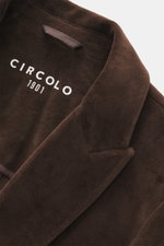 Nahaufnahme des Circolo 1901 Samt-Sakkos braun von innen, zeigt weichen Baumwoll-Microfaser-Samt und Label, slim fit, Ein-Knopf-Stil.