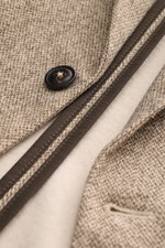 Nahaufnahme des Circolo 1901 Jersey-Sakkos beige gemustert in Slim Fit, Baumwolle mit Stretch, Print in Weboptik, taillierter Zwei-Knopf-Stil.