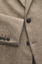 Nahaufnahme des Circolo 1901 Jersey-Sakkos beige kariert, zeigt taillierten Zwei-Knopf-Stil, fallendes Revers und Ärmel mit Knöpfen.