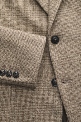 Nahaufnahme des Circolo 1901 Jersey-Sakkos beige kariert, zeigt taillierten Zwei-Knopf-Stil, fallendes Revers und Ärmel mit Knöpfen.