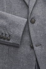 Circolo 1901 Jersey-Sakko graublau gemustert, Slim Fit, tailliert, zweiknöpfig, fallendes Revers, Weboptik, Detailaufnahme von vorne mit Ärmel und Knöpfen.
