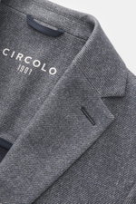 Circolo 1901 Jersey-Sakko graublau gemustert, Detailaufnahme des fallenden Revers aus Baumwoll-Jersey mit hohem Stretch und Print in Weboptik.