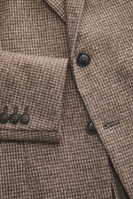 Nahaufnahme von Circolo 1901 Jersey-Sakko beige/graubraun kariert, Slim Fit, Baumwolle mit Stretch, Print in Weboptik, tailliert, Zwei-Knopf-Stil, fallendes Revers, Ärmel mit Knöpfen, fotografiert von vorne schräg oben.