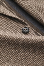 Nahaufnahme des Circolo 1901 Jersey-Sakkos beige/graubraun kariert mit Knopf und Print in Weboptik, Jersey aus Baumwolle mit Stretch, halb gefüttert.