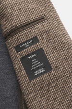 Nahaufnahme des Circolo 1901 Jersey-Sakkos beige/graubraht kariert von schräg oben, zeigt Taschen, Print und Jersey-Baumwollstretch mit weichem Griff.