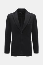 Frontale Nahaufnahme des Circolo 1901 Strickblazer dark navy mit tailliertem Slim-Fit, Prince-of-Wales Muster, fallendem Revers, Zwei-Knopf-Stil, Brusttasche, aufgesetzten Hüfttaschen und Ärmelknöpfen aus edlem Woll-Mix.