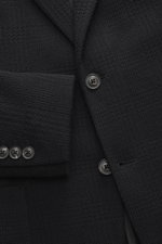 Nahaufnahme von Circolo 1901 Strickblazer dark navy, Slim Fit, tailliert mit markantem Prince-of-Wales Muster aus Woll-Mix, von vorne fotografiert.