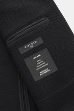 Nahaufnahme von der Innenseite des Circolo 1901 Strickblazer dark navy mit tailliertem Zwei-Knopf-Stil, weichem Woll-Mix und Brusttasche.
