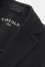 Nahaufnahme des Circolo 1901 Strickblazer dark navy von oben, Woll-Mix mit tonalem Prince-of-Wales Muster, weicher Griff, Slim Fit.