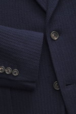 Nahaufnahme des Circolo 1901 Strickblazer navy aus edlem Woll-Mix mit markantem Strick, fallendem Revers und Knöpfen, seitlich fotografiert.
