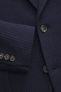 Nahaufnahme des Circolo 1901 Strickblazer navy aus edlem Woll-Mix mit markantem Strick, fallendem Revers und Knöpfen, seitlich fotografiert.