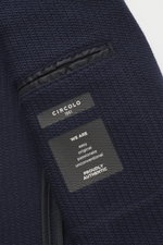 Nahaufnahme des Circolo 1901 Strickblazer navy aus edlem Woll-Mix mit markantem Strick, Innentasche und weichem Griff.