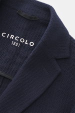 Nahaufnahme des Circolo 1901 Strickblazer navy aus edlem Woll-Mix, markantem Strick, Unconstructed-Design, weichem Griff, von oben fotografiert.