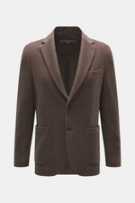 Frontal fotografierter Circolo 1901 Strickblazer dunkelbraun aus edlem Woll-Mix mit markantem Strick, Slim Fit, tailliert, fallendem Revers, Brusttasche, Hüfttaschen und Unconstructed-Design.