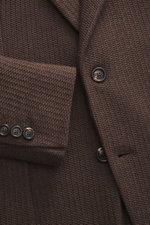 Circolo 1901 Strickblazer dunkelbraun aus edlem Woll-Mix mit markantem Strick, Slim Fit, fallendem Revers, Knöpfen, Detailaufnahme frontal.