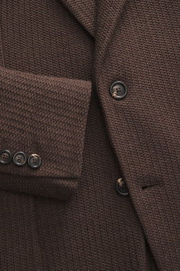 Circolo 1901 Strickblazer dunkelbraun aus edlem Woll-Mix mit markantem Strick, Slim Fit, fallendem Revers, Knöpfen, Detailaufnahme frontal.