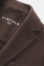 Nahaufnahme des Circolo 1901 Strickblazer dunkelbraun aus edlem Woll-Mix mit markantem Strick, weichem Griff und Unconstructed-Design.