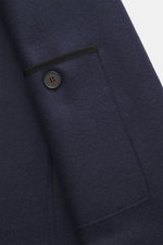 Harris Wharf London Smart-casual jacket 'Nehru Jacket' anthracite melange, close-up of pocket and button, soft virgin wool, slim fit, raw-edged finish, photographed front side.