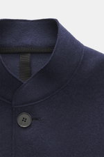 Harris Wharf London Smart-casual jacket 'Nehru Jacket' anthracite melange shown close-up from the front top angle, made of pure virgin wool with soft feel, slim fit, raw-edged finish, fitted four-button style, blouson collar, patch hip pockets, unconstruc