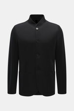 Harris Wharf London Jersey jacket black shown from the front, slim fit with standing collar, four-button style, patch pockets, made of lightweight pure virgin wool. The elegant look of a smart-casual jacket meets the comfort of a sweat jacket – HARRIS WHA