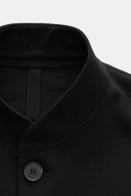 Close-up front view of the standing collar and button of the Harris Wharf London Jersey jacket black, showcasing its pure virgin wool fabric. 

<p>The elegant look of a smart-casual jacket meets the comfort of a sweat jacket – HARRIS WHARF LONDON has achi
