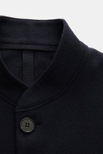 Close-up front view of Harris Wharf London Jersey jacket navy showing the standing collar, button, and soft virgin wool fabric.

Description: 
<p>The elegant look of a smart-casual jacket meets the comfort of a sweat jacket – HARRIS WHARF LONDON has achie