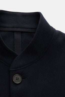 Close-up front view of Harris Wharf London Jersey jacket navy showing the standing collar, button, and soft virgin wool fabric.

Description: 
<p>The elegant look of a smart-casual jacket meets the comfort of a sweat jacket – HARRIS WHARF LONDON has achie
