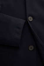 Close-up front view of Harris Wharf London Jersey jacket navy showing button, sleeve cuff, and soft, lightweight virgin wool fabric.

<p>The elegant look of a smart-casual jacket meets the comfort of a sweat jacket – HARRIS WHARF LONDON has achieved this 