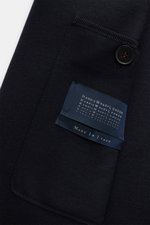 Close-up front view of Harris Wharf London Jersey jacket navy in navy blue virgin wool showing patch pocket, button, and label.

<p>The elegant look of a smart-casual jacket meets the comfort of a sweat jacket – HARRIS WHARF LONDON has achieved this fusio