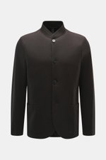 Harris Wharf London Jersey jacket dark brown shown from front, slim fit with standing collar, four buttons, patch pockets.

The elegant look of a smart-casual jacket meets the comfort of a sweat jacket – HARRIS WHARF LONDON has achieved this fusion of sty